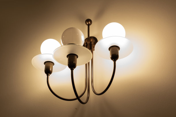 三臂壁灯，现代造型，贴墙背景图片下载