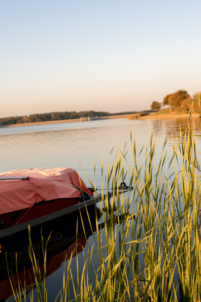 日落时在湖上划船图片下载