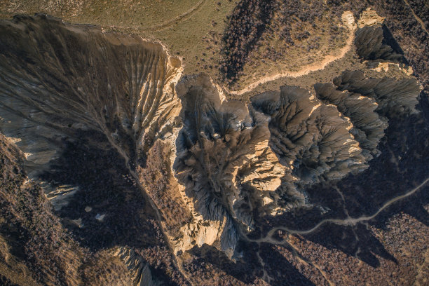 鸟瞰新西兰独特的岩层尖峰图片下载