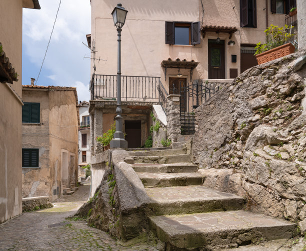 狭窄的街道在切瓦拉迪罗马，拉齐奥意大利图片下载