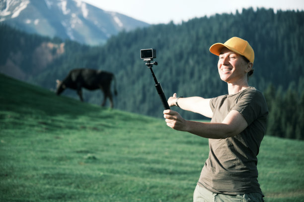 成熟的视频博主正在讲述她在山区的自驾游图片下载