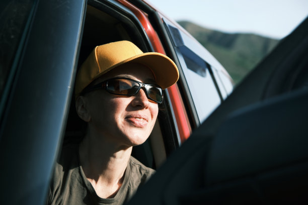 成熟的视频博主正在讲述她在山区的自驾游图片下载