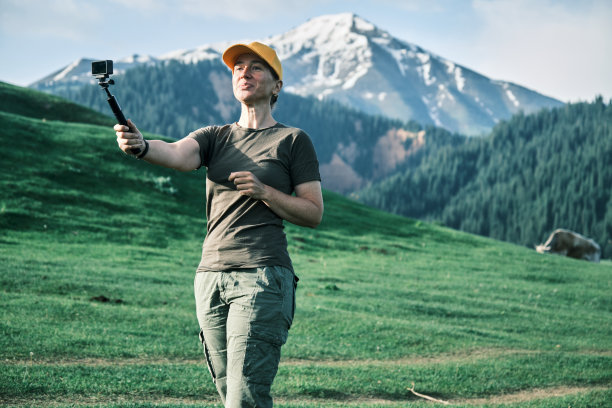 成熟的视频博主正在讲述她在山区的自驾游图片下载
