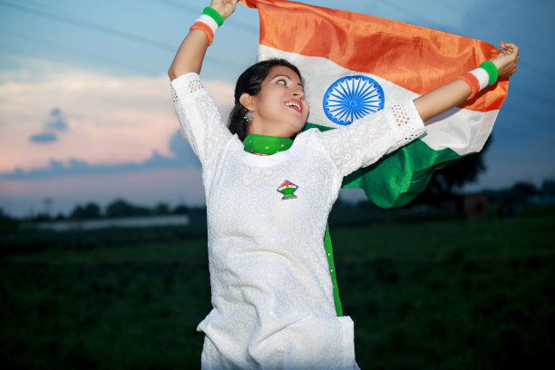 印度独立日，快乐的妇女手持三色旗跳跃图片下载