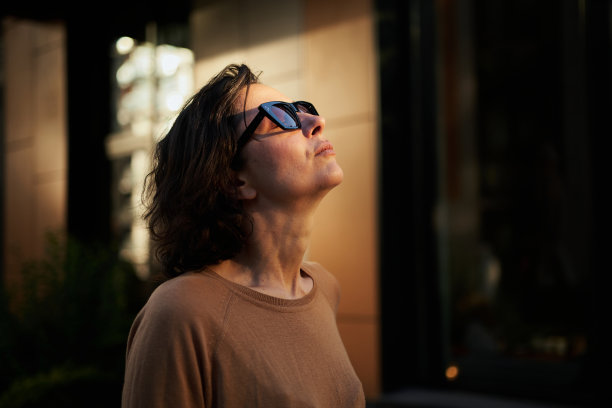 忧郁美丽的肖像侧面。年轻的成年人浪漫动人的情绪图片下载