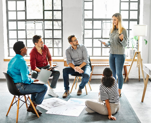 年轻的商人开会办公室团队合作小组演讲研讨会商人创业项目创意培训学生教育领导讲解图片下载