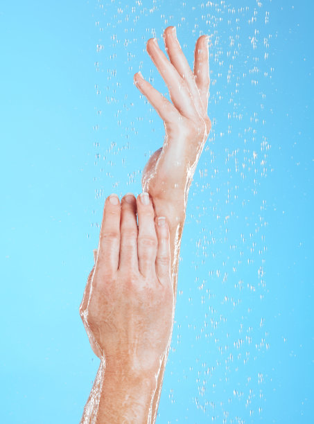 女人，手和水滴，卫生和洗手，护肤和保湿在蓝色背景。自然，可持续和健康与生态友好皮肤科，淋浴和清洁健康图片下载