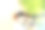 男孩的手放在自行车的把手上。从上面看。一个温暖的夏日。图片下载