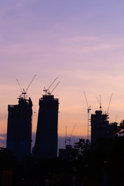 傍晚，未完工的摩天大楼映衬着天空的剪影。图片下载