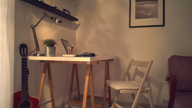 现代家庭内部与笔记本电脑。图片下载