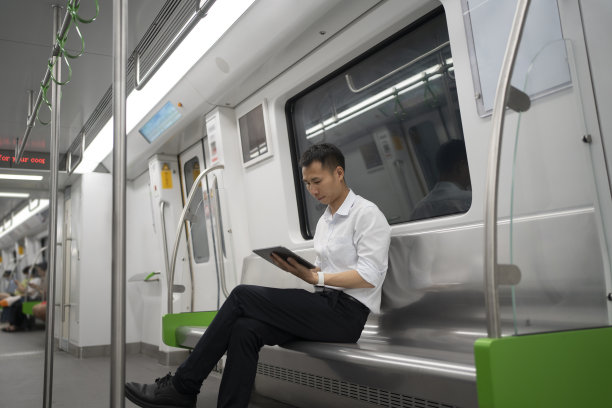 男子在地铁上用平板电脑看视频图片下载