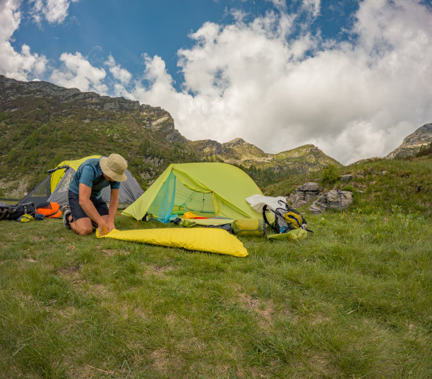 人们在山上扎营图片下载