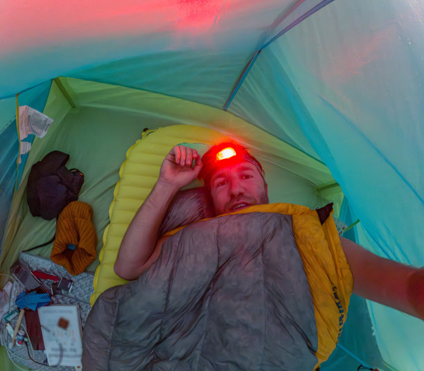 男子在帐篷里自拍图片下载
