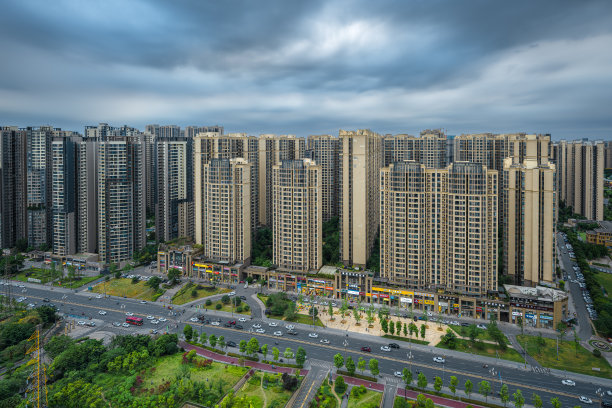 多云天气下的居民楼。图片下载