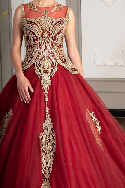 女士身着红色晚装，与奥斯曼风格垂直时尚依旧图片下载