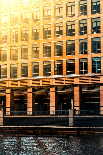 现代建筑前的空地图片下载