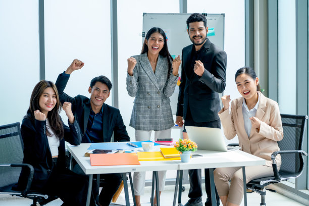 一群亚洲商人男女在项目成功后也看着镜头表达信心和幸福。图片下载