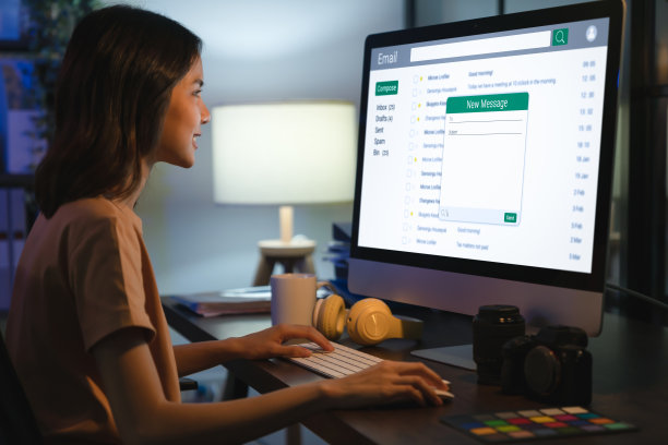 女人在桌子上用电脑，在网站上写电子邮件，在工作场所沟通连接信息到全球信件。图片下载