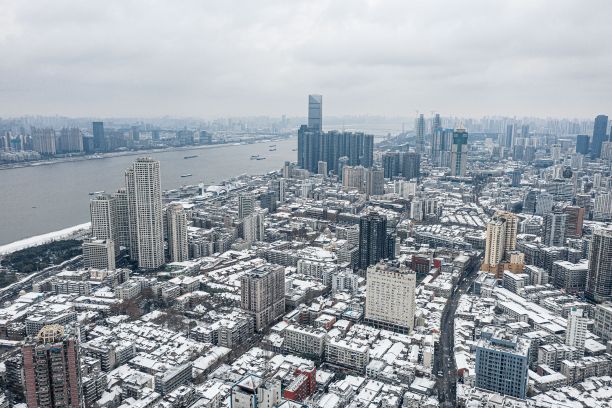 航拍的建筑物覆盖在雪在武汉，中国。图片下载