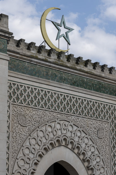 法国巴黎——2023年5月19日:巴黎大清真寺。尖塔，新月和星星的正面视图图片下载