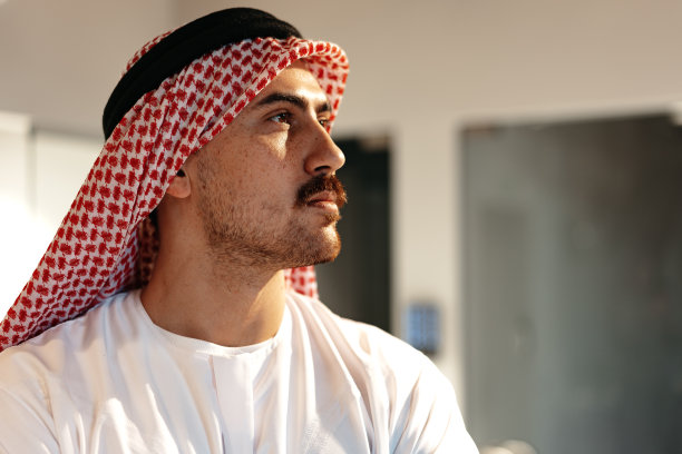 穿着传统服装的成功穆斯林商人在他的办公室里图片下载