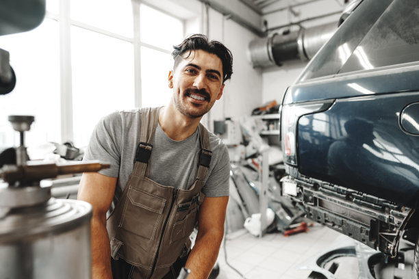 一个汽车修理店的男机械师的肖像图片下载