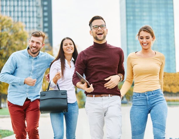 有趣的朋友青春年轻的团体女人生活方式友谊快乐的学生户外一起愉快的幸福教育夏天微笑的男人女孩创业创业图片下载