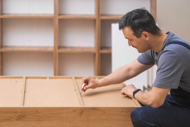 家具制造装配师傅吊装固定木柜图片下载