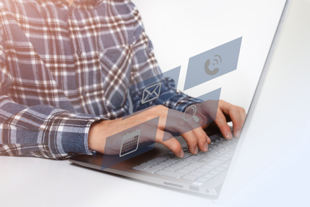 一个人用笔记本电脑工作的照片。虚拟屏幕上的图标。ERP。文档管理概念。自由职业者，商人，在线教育图片下载