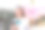 年轻女子用手机在镇上走来走去图片下载