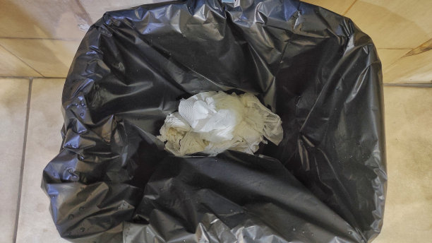 装有黑色空垃圾袋和纸巾垃圾的垃圾桶图片下载