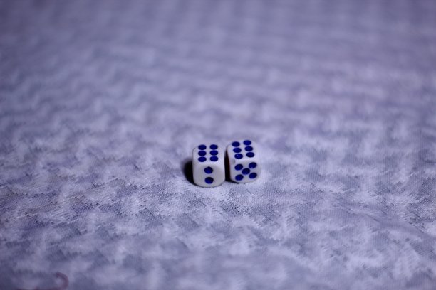 白色纹理背景上的骰子 - 两个骰子游戏上的6点，隔离在白色纹理背景上，选择性聚焦图片下载