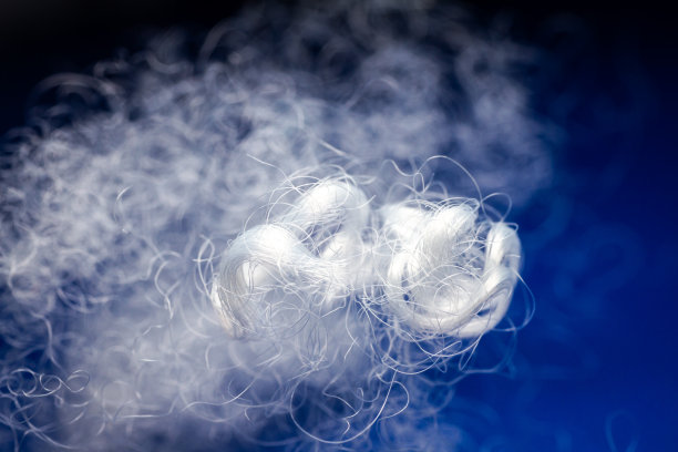 极端宏观聚酯稳定纤维在蓝色背景图片下载