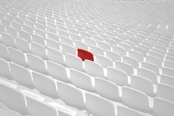 露天看台上的椅子用红色标出图片下载