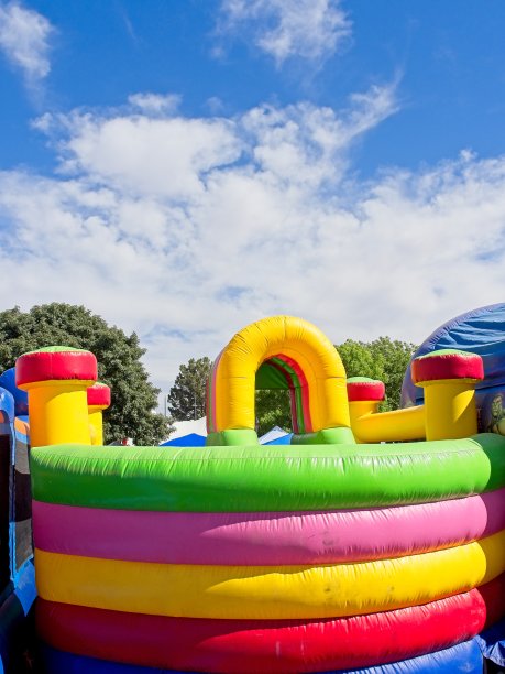 在新墨西哥州的节日里，彩虹色的充气弹跳屋图片下载
