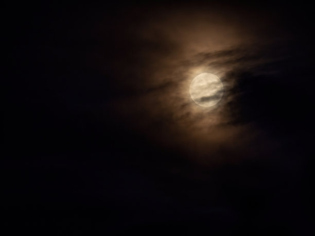 诡异的黄色满月和乌云图片下载