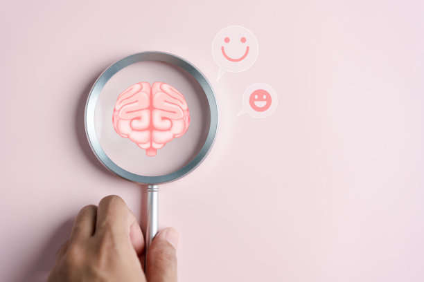 放大镜专注于人类大脑和微笑心理健康标志积极思考，创意智力思维或意识与能量提升，能量或新鲜健康的情感概念。图片下载