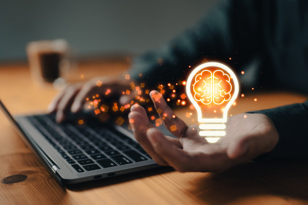 商人手持电灯泡，理念新颖，创意创新。知识产权概念图片下载