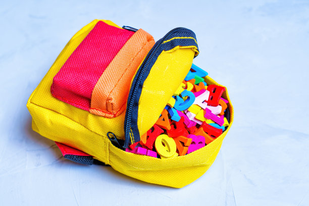 打开背包塞满了充满活力的木制信件图片下载