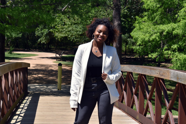 一个骄傲的年轻有色女商人的肖像，穿着白色运动夹克，戴着心形吊坠，在打电话图片下载