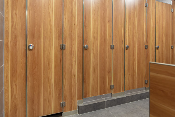 空的公共厕所，木质隔断图片下载