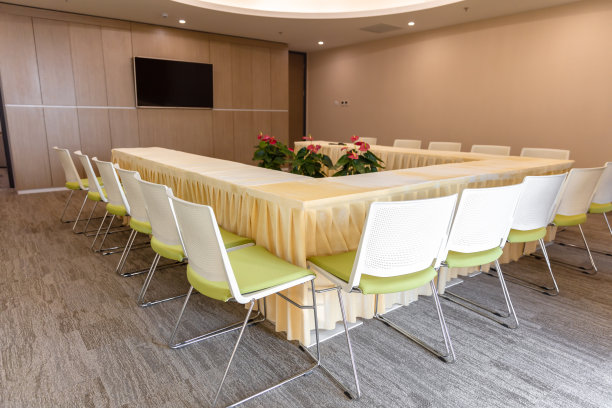 现代化的公司会议室内部，整洁的桌椅图片下载