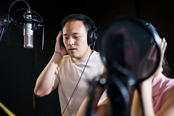 录音棚里的男女歌手。图片下载