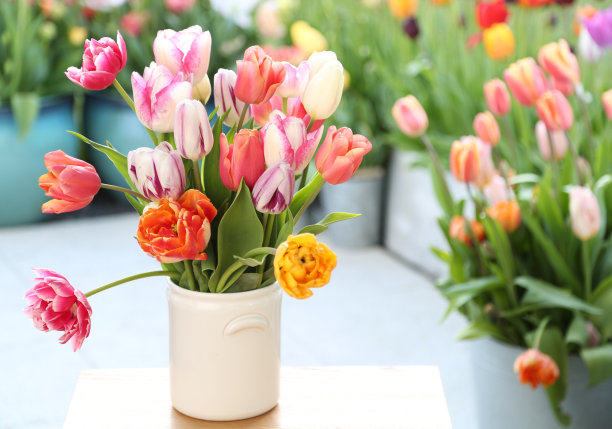 客厅里的花瓶里有花图片下载