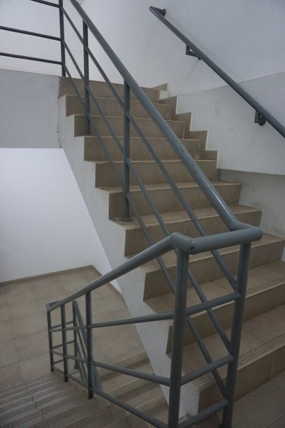 对于那些在建筑物下停车的人来说，进入建筑物楼梯，从下往上走，反之亦然图片下载