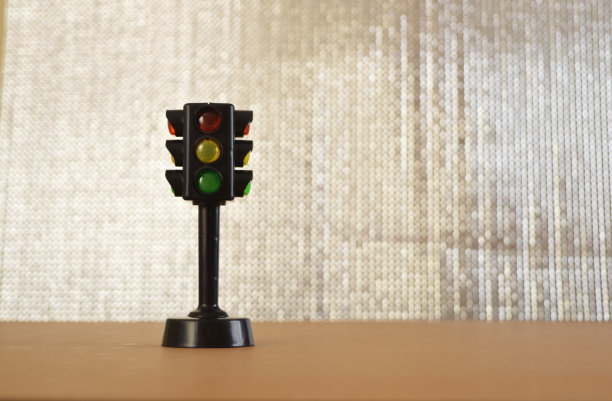 白色背景上的黑色玩具交通灯。图片下载
