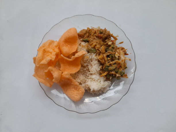 白米饭，加朵加朵和饼干放在盘子里，背景是白色的。图片下载