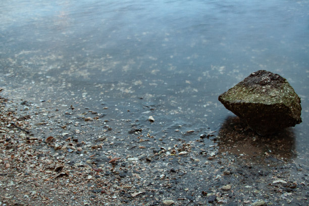 河岸上的岩石图片下载