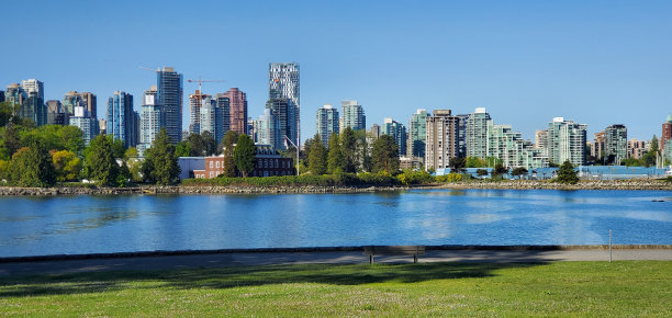 从斯坦利公园俯瞰温哥华市中心的摩天大楼图片下载