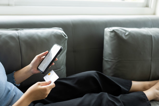 在线支付，女性手持信用卡和使用智能手机进行网上购物，使用银行服务，输入数据，购物，在网吧下单，安全支付图片下载